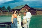 Дмитраковы. Анатолий, Надежда и их дочери Надя и Мария Дмитраковы. Анатолий, Надежда и их дочери Надя и Мария