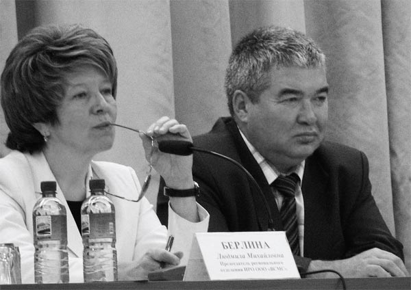 Людмила Берлина и Юрий Сюсин, председатель Совета АМОИО, на Форуме муниципальных образований. Людмила Берлина и Юрий Сюсин, председатель Совета АМОИО, на Форуме муниципальных образований.