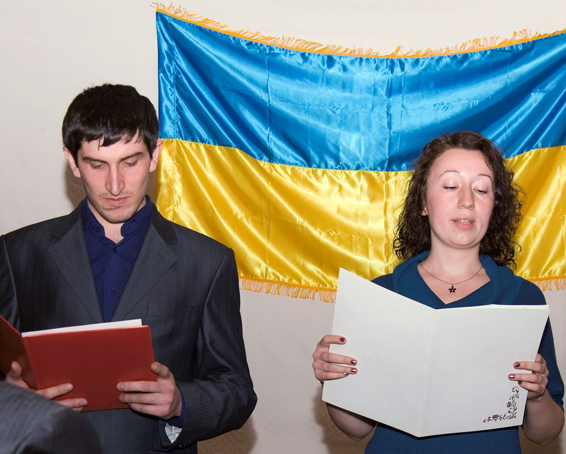 Шевченковский вечер-2011 в Иркутске. Алаш Янсуков и Анастасия Гляудель читают стихотворение Заповіт на чеченском и литовском языках
