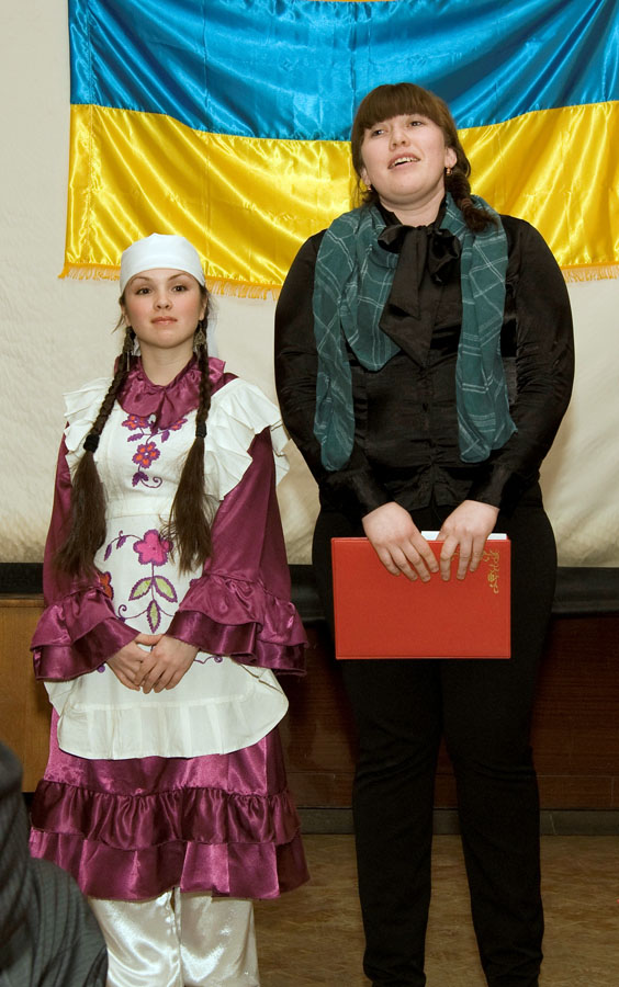 Шевченковский вечер-2011 в Иркутске. Лиана Файзуллина и Гульнара Гиниатулина (Татарский молодежный центр Байкал Дулкыны) читают стихотворен