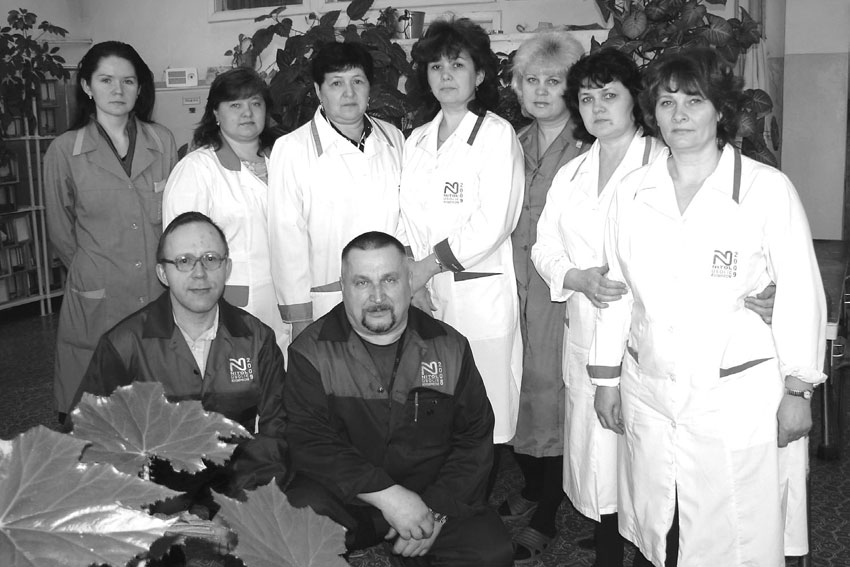 Работники участка капитального ремонта средств измерений (слева направо): стоят - Анна Ворошилова, Ольга Шишкина, Любовь Маркова, Ольга Юринская, Елена Лычаная, Римма Заровняева, Татьяна Гранина, сидят - Андрей Клинов, Юрий Левченко Работники участка капитального ремонта средств измерений (слева направо): стоят - Анна Ворошилова, Ольга Шишкина, Любовь Маркова, Ольга Юринская, Елена Лычаная, Римма Заровняева, Татьяна Гранина, сидят - Андрей Клинов, Юрий Левченко